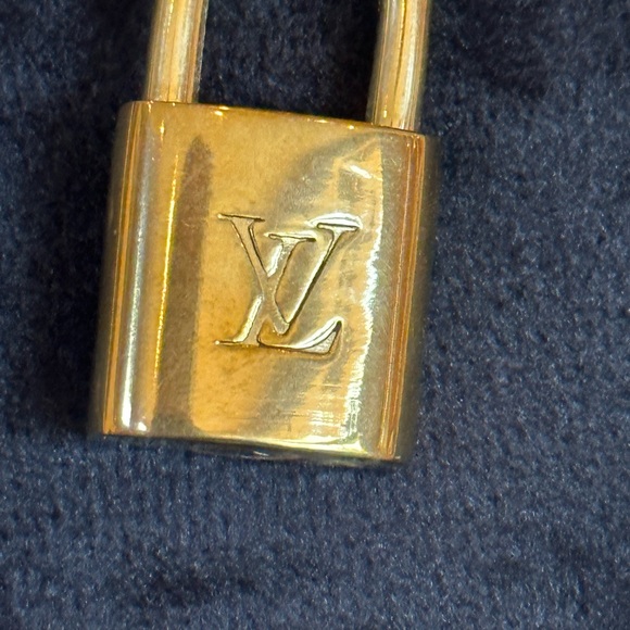 LOUIS VUITTON, Lock, 2 keys on an unbranded chain. # 315. Beautiful - Picture 6 of 11
